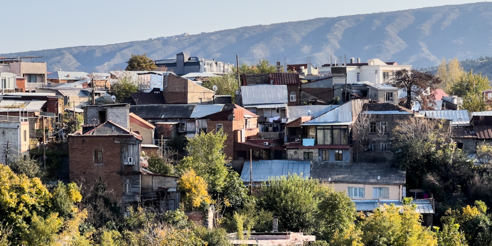 თბილისის უძველესი უბნის ორი სახე – ავლაბარში არსებული კონტრასტი