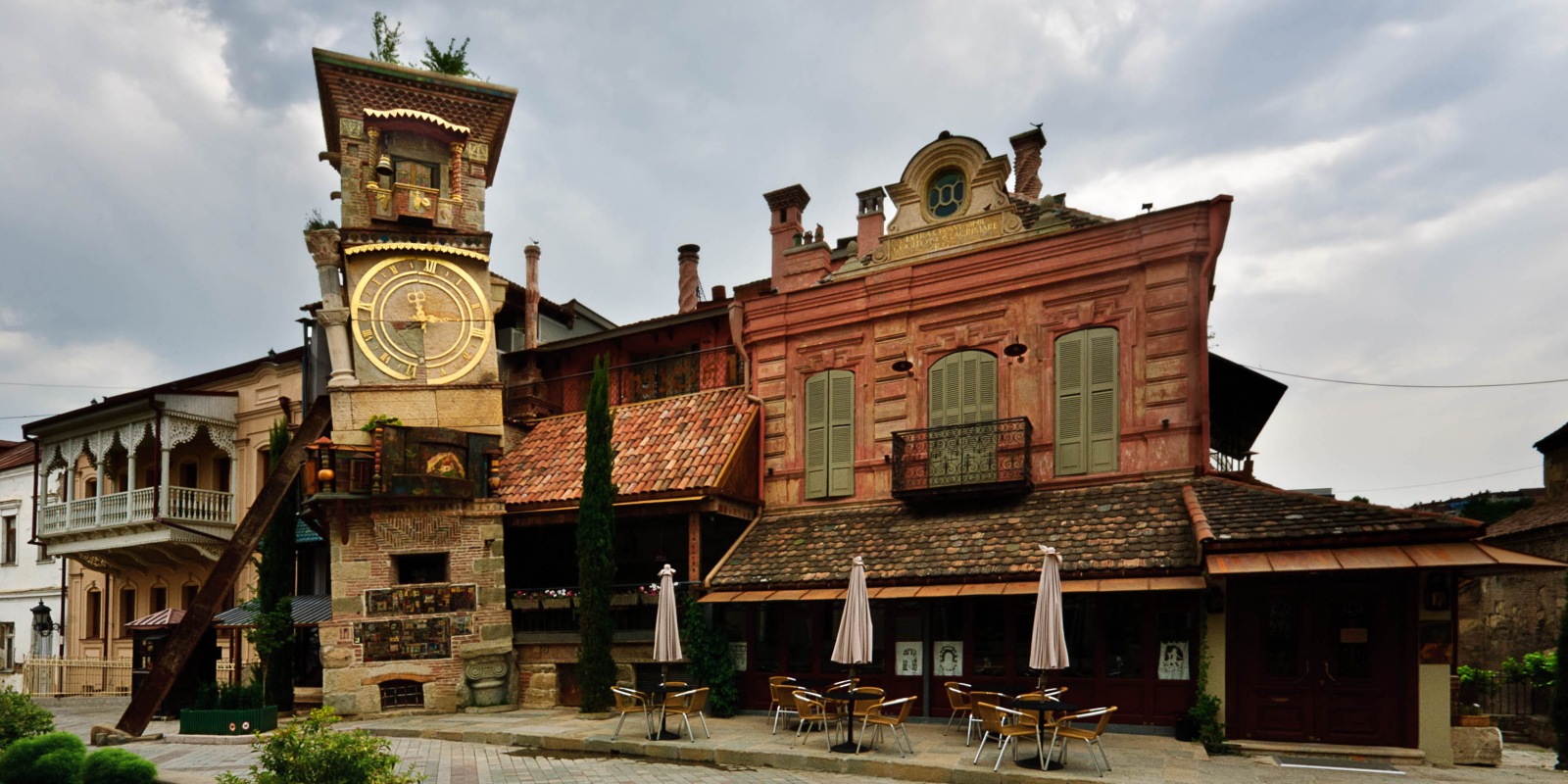 თეატრისთვის უჩვეულო შენობა