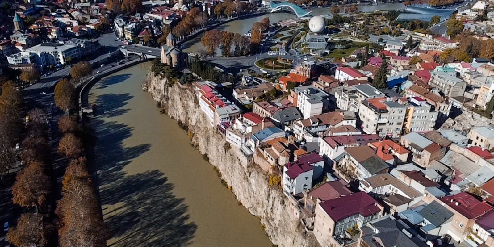 მტკვრის კლდოვან შემაღლებაზე არსებული უძველესი დასახლება და  თბილისური დარბაზი – რა საიდუმლოს ინახავს მეტეხის უბანი