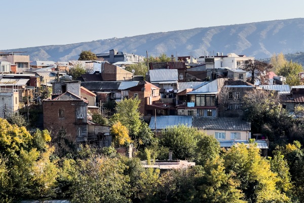 თბილისის უძველესი უბნის ორი სახე – ავლაბარში არსებული კონტრასტი