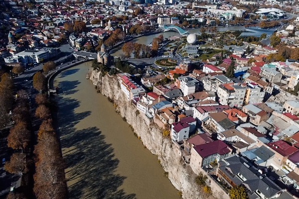 მტკვრის კლდოვან შემაღლებაზე არსებული უძველესი დასახლება და  თბილისური დარბაზი – რა საიდუმლოს ინახავს მეტეხის უბანი