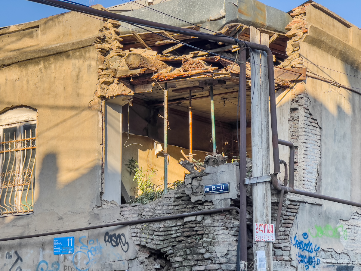 თბილისის უძველესი უბნის ორი სახე – ავლაბარში არსებული კონტრასტი