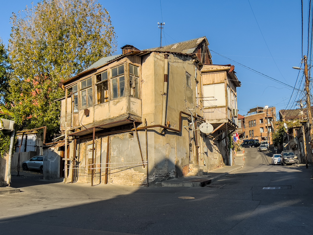 თბილისის უძველესი უბნის ორი სახე – ავლაბარში არსებული კონტრასტი
