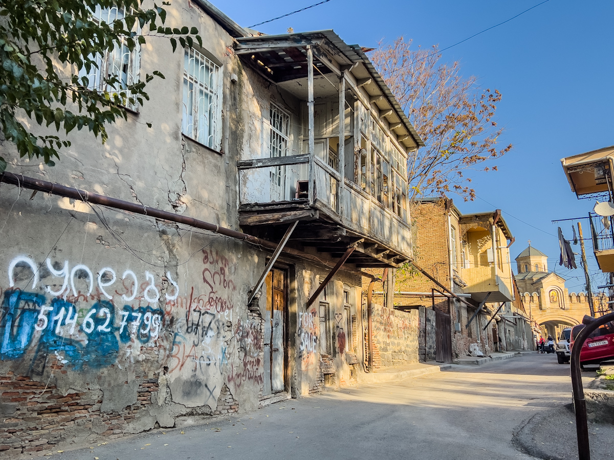 თბილისის უძველესი უბნის ორი სახე – ავლაბარში არსებული კონტრასტი
