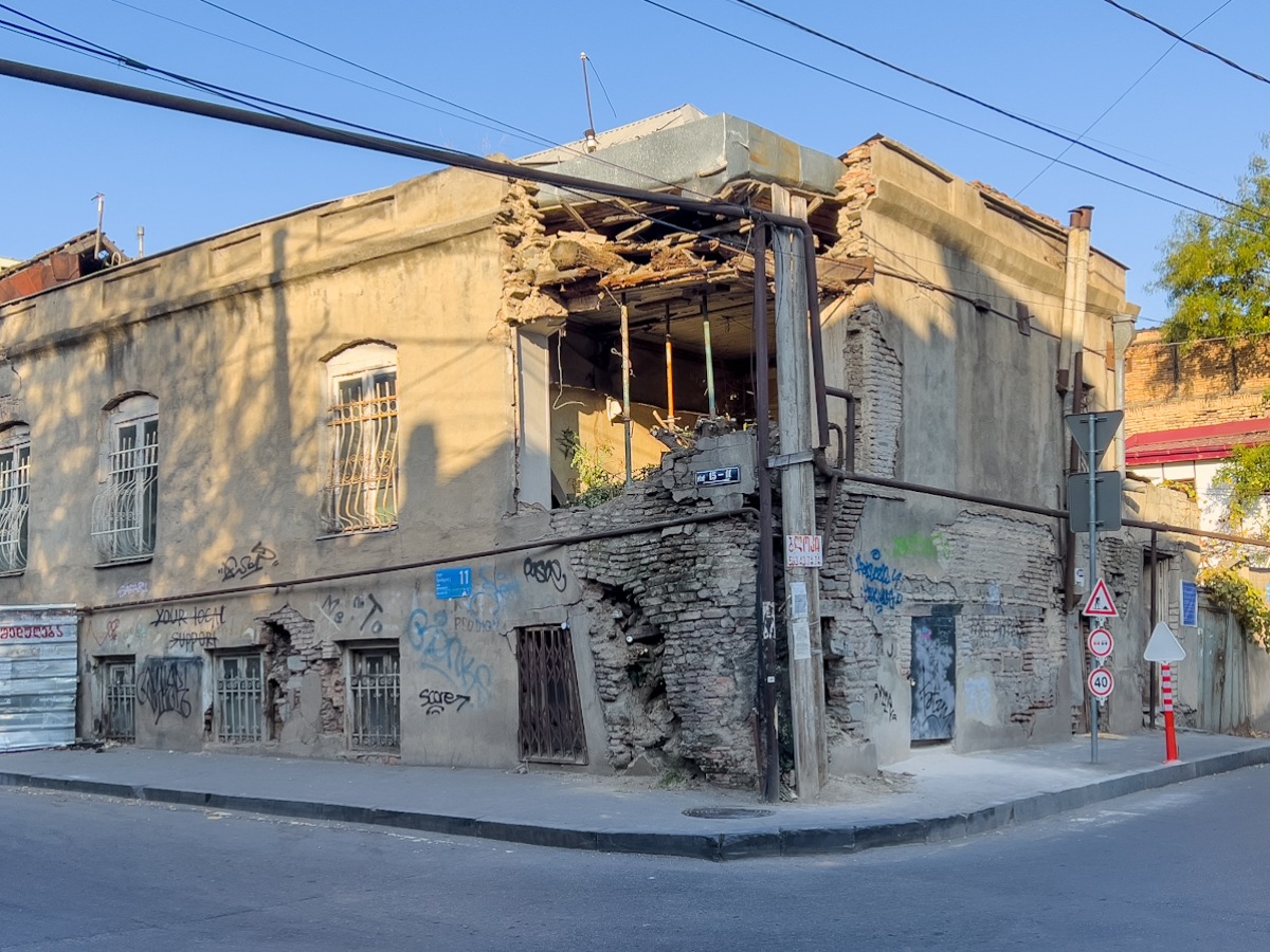 თბილისის უძველესი უბნის ორი სახე – ავლაბარში არსებული კონტრასტი