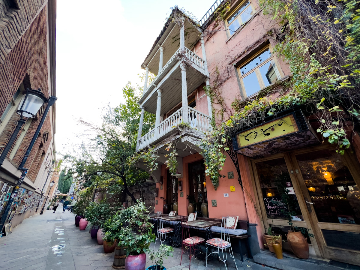 თეატრისთვის უჩვეულო შენობა