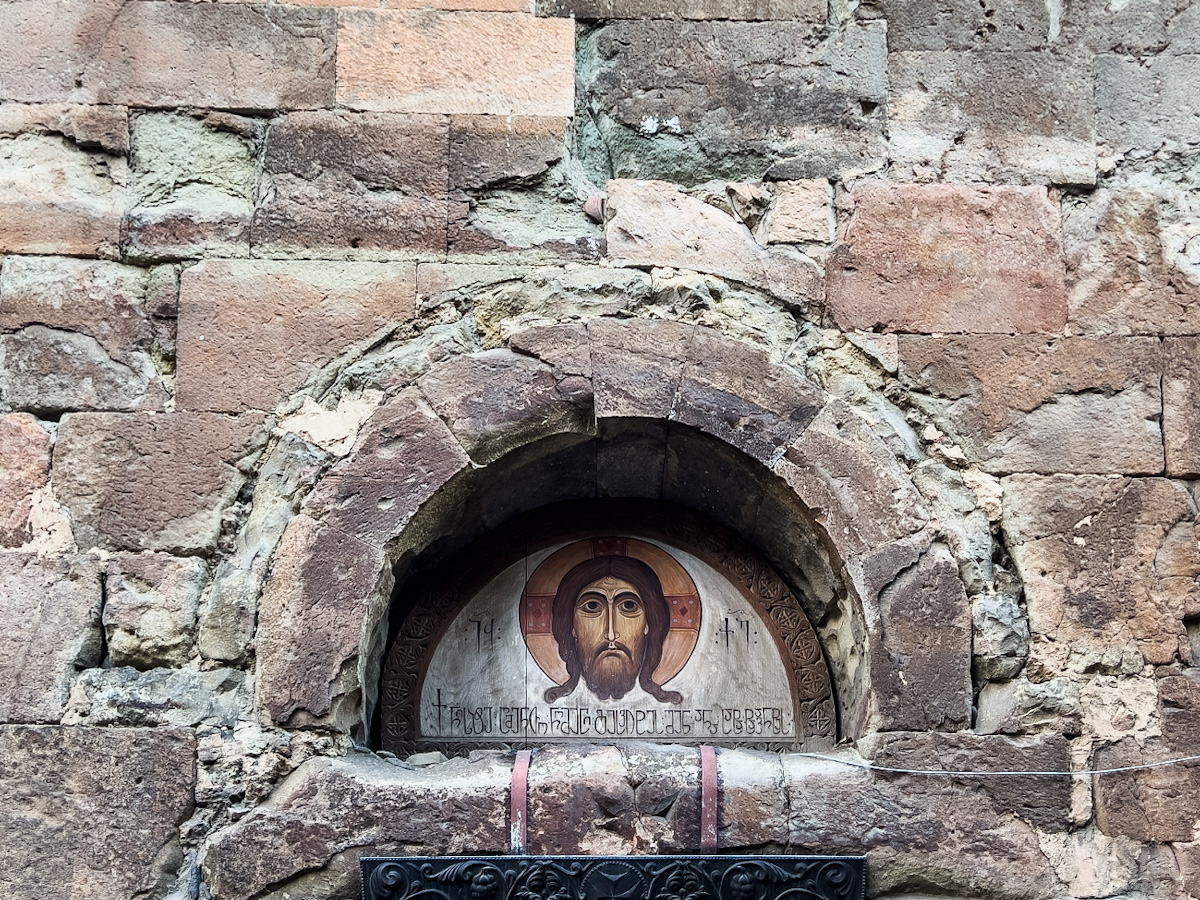 თეატრისთვის უჩვეულო შენობა