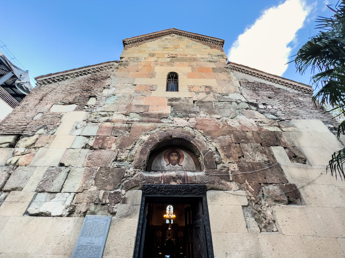 თეატრისთვის უჩვეულო შენობა