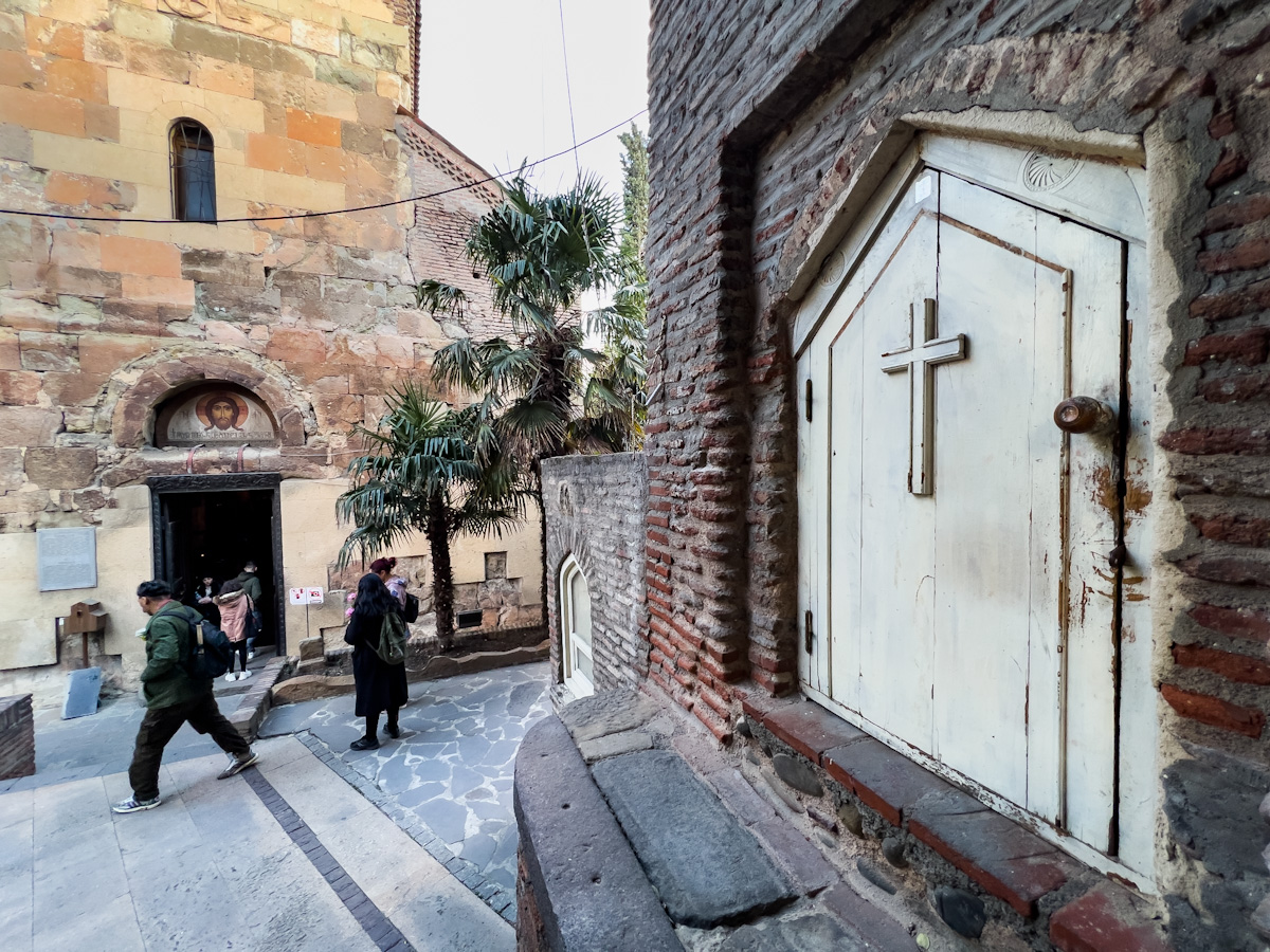 თეატრისთვის უჩვეულო შენობა