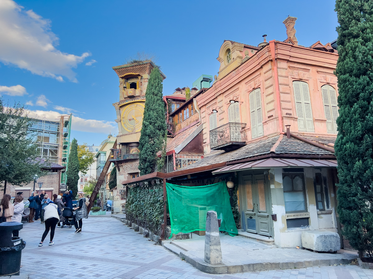 თეატრისთვის უჩვეულო შენობა