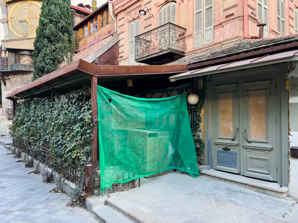 თეატრისთვის უჩვეულო შენობა