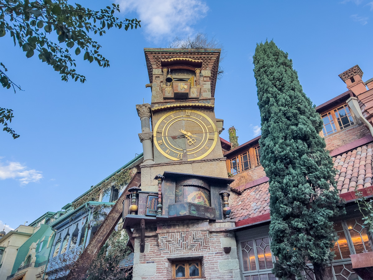 თეატრისთვის უჩვეულო შენობა