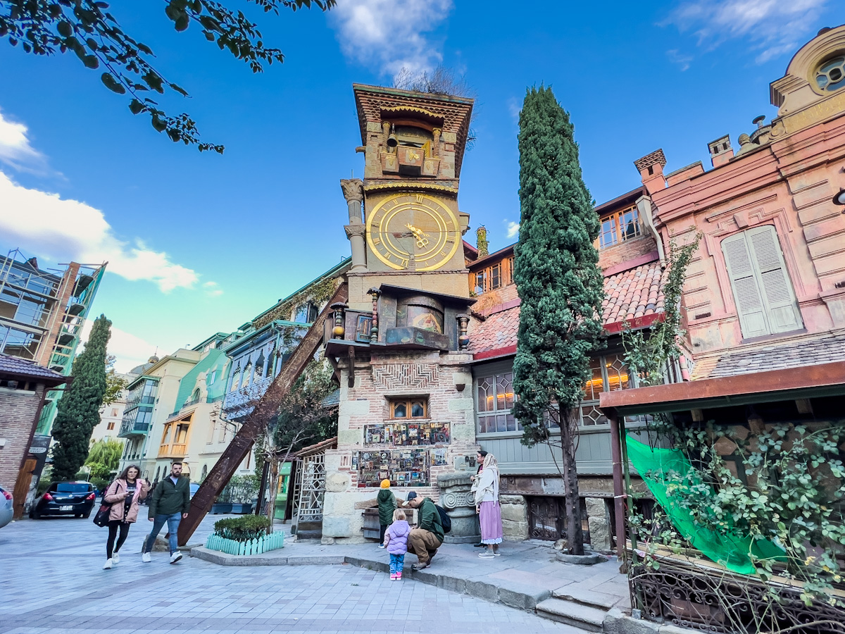 თეატრისთვის უჩვეულო შენობა