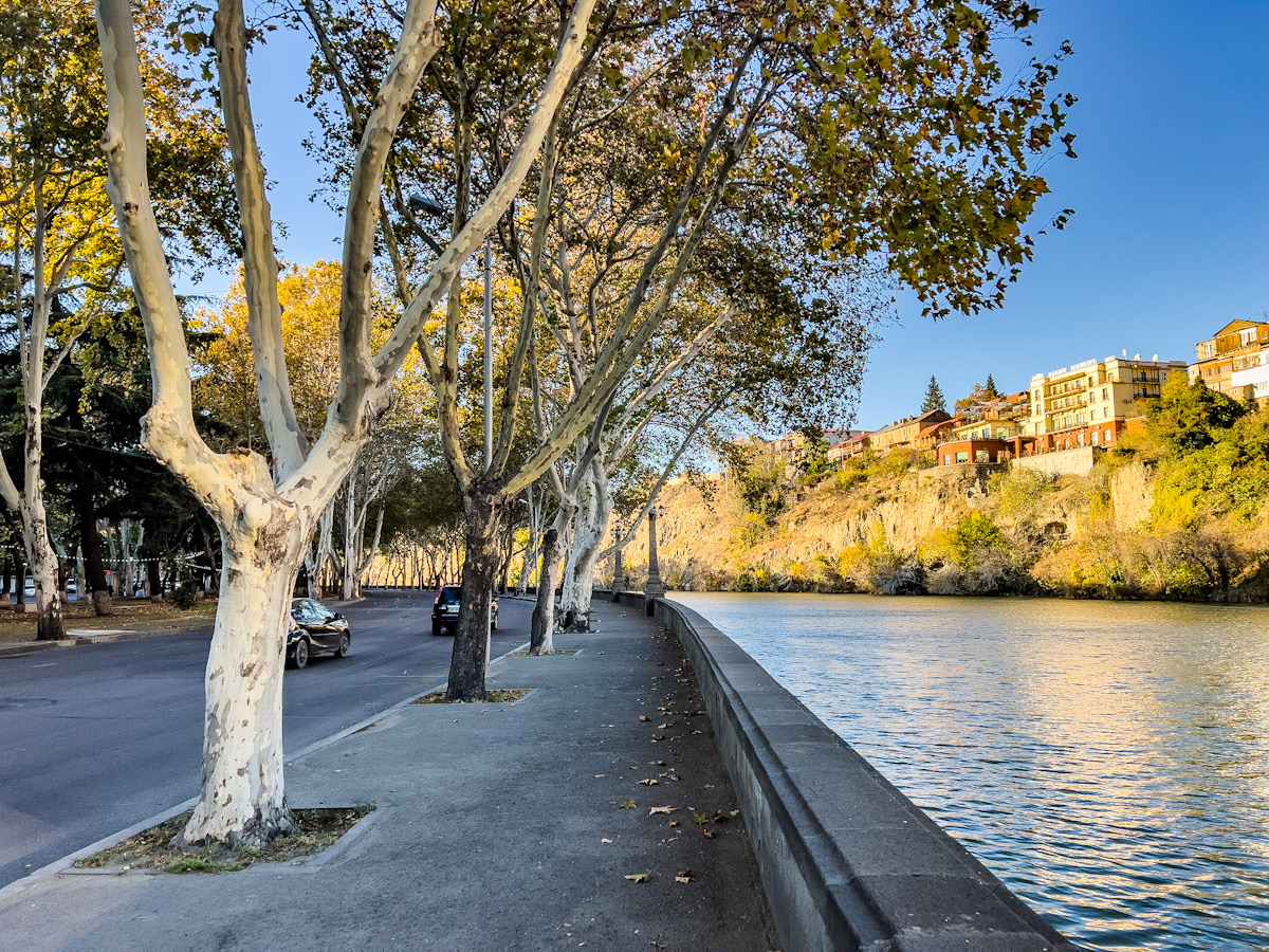 გორგასალის ქუჩა და 28-სართულიანი სასტუმრო ყოფილი სამთავრობო ავტოსადგომის ნაცვლად