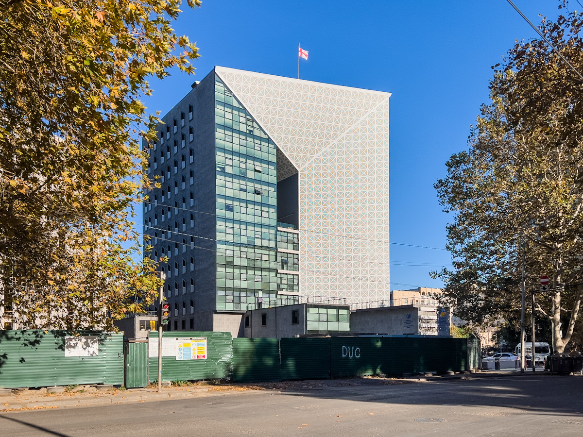 გორგასალის ქუჩა და 28-სართულიანი სასტუმრო ყოფილი სამთავრობო ავტოსადგომის ნაცვლად