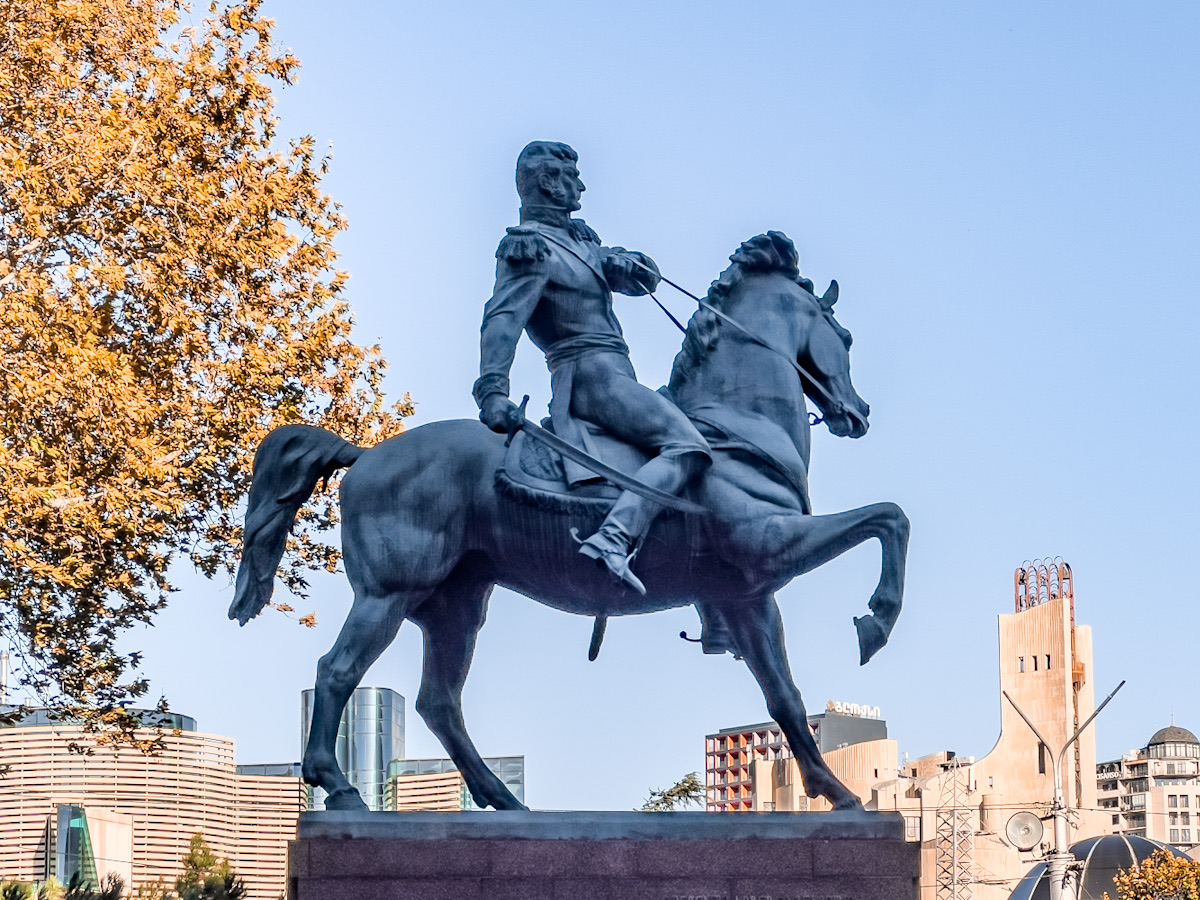 გორგასალის ქუჩა და 28-სართულიანი სასტუმრო ყოფილი სამთავრობო ავტოსადგომის ნაცვლად