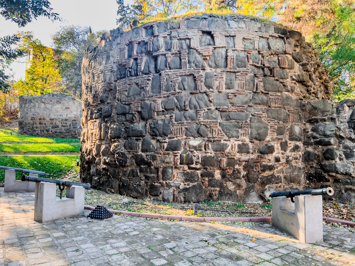 გორგასალის ქუჩა და 28-სართულიანი სასტუმრო ყოფილი სამთავრობო ავტოსადგომის ნაცვლად