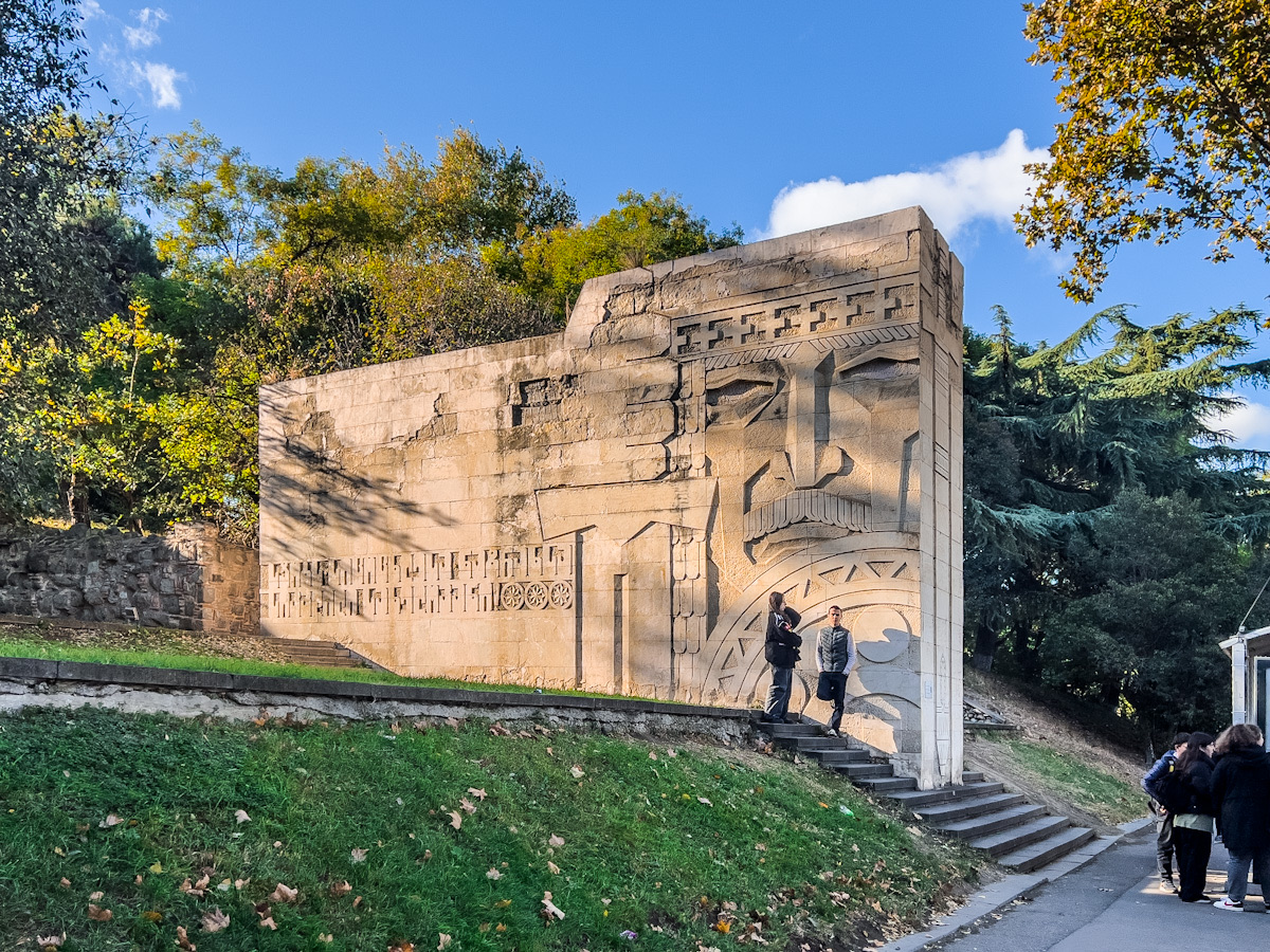 გორგასალის ქუჩა და 28-სართულიანი სასტუმრო ყოფილი სამთავრობო ავტოსადგომის ნაცვლად