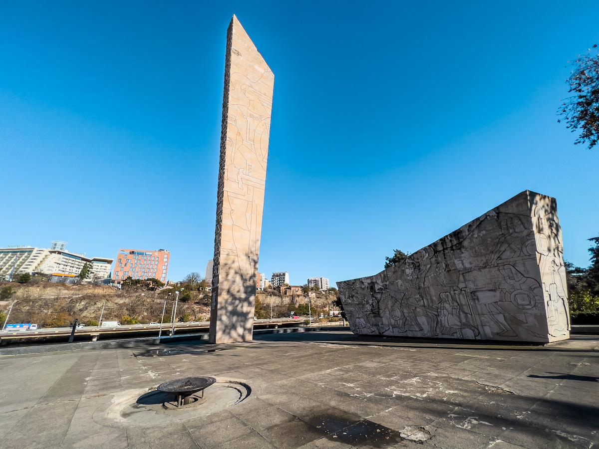 გორგასალის ქუჩა და 28-სართულიანი სასტუმრო ყოფილი სამთავრობო ავტოსადგომის ნაცვლად