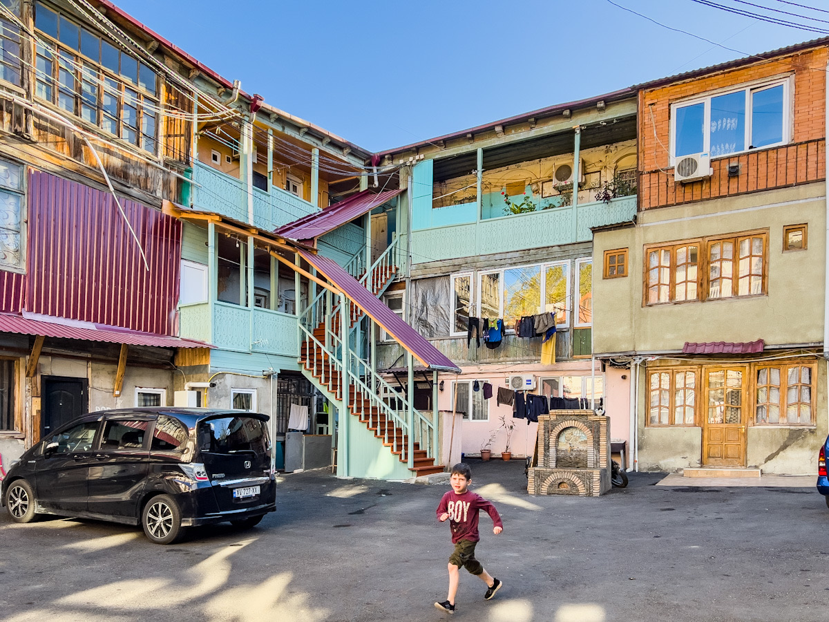 გორგასალის ქუჩა და 28-სართულიანი სასტუმრო ყოფილი სამთავრობო ავტოსადგომის ნაცვლად