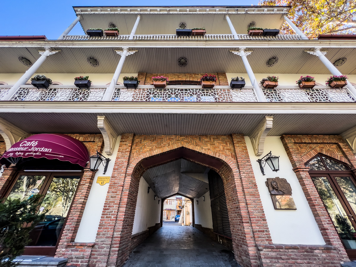 გორგასალის ქუჩა და 28-სართულიანი სასტუმრო ყოფილი სამთავრობო ავტოსადგომის ნაცვლად