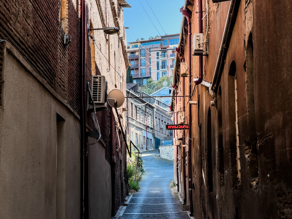 გორგასალის ქუჩა და 28-სართულიანი სასტუმრო ყოფილი სამთავრობო ავტოსადგომის ნაცვლად