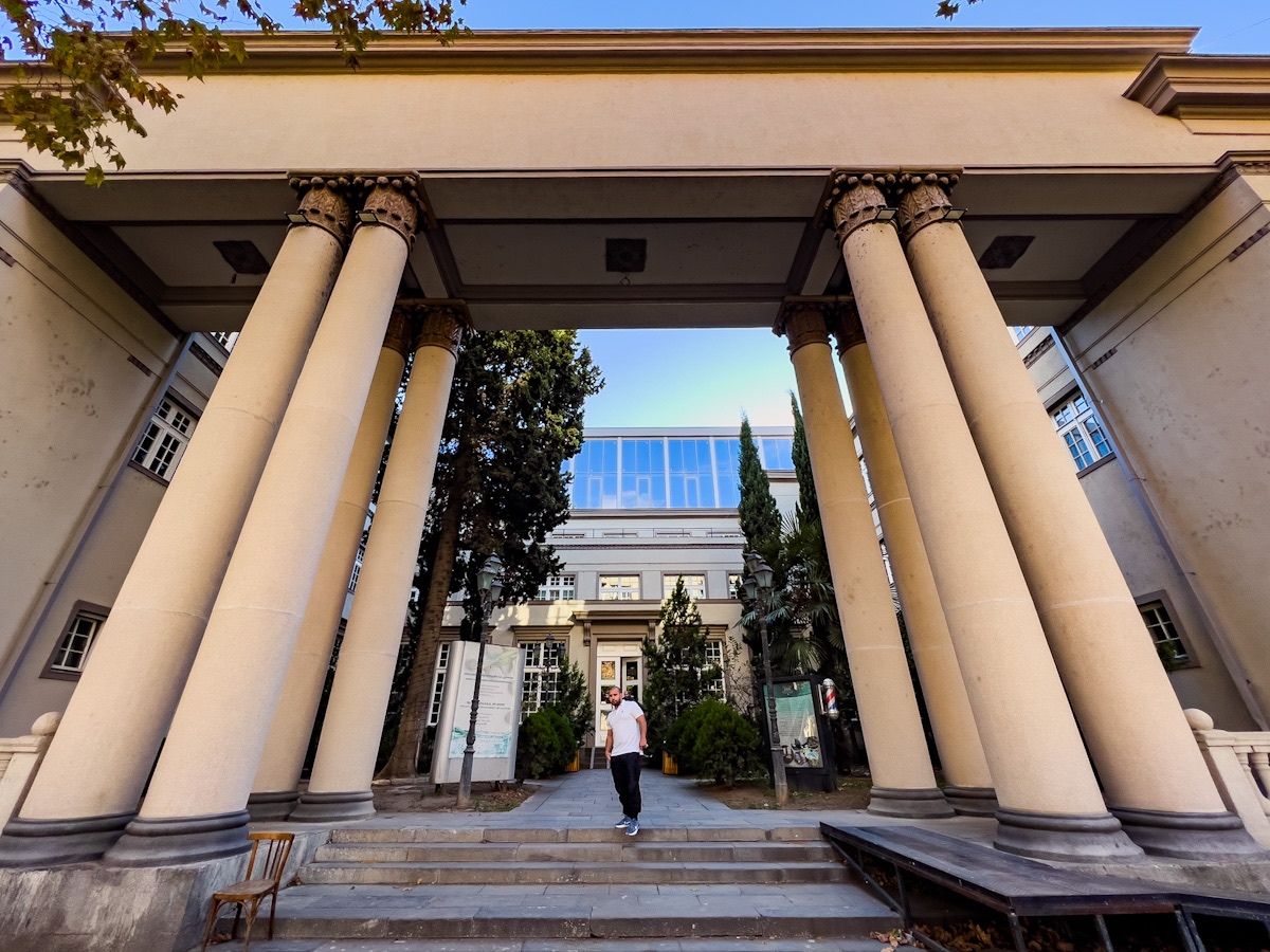 გორგასალის ქუჩა და 28-სართულიანი სასტუმრო ყოფილი სამთავრობო ავტოსადგომის ნაცვლად