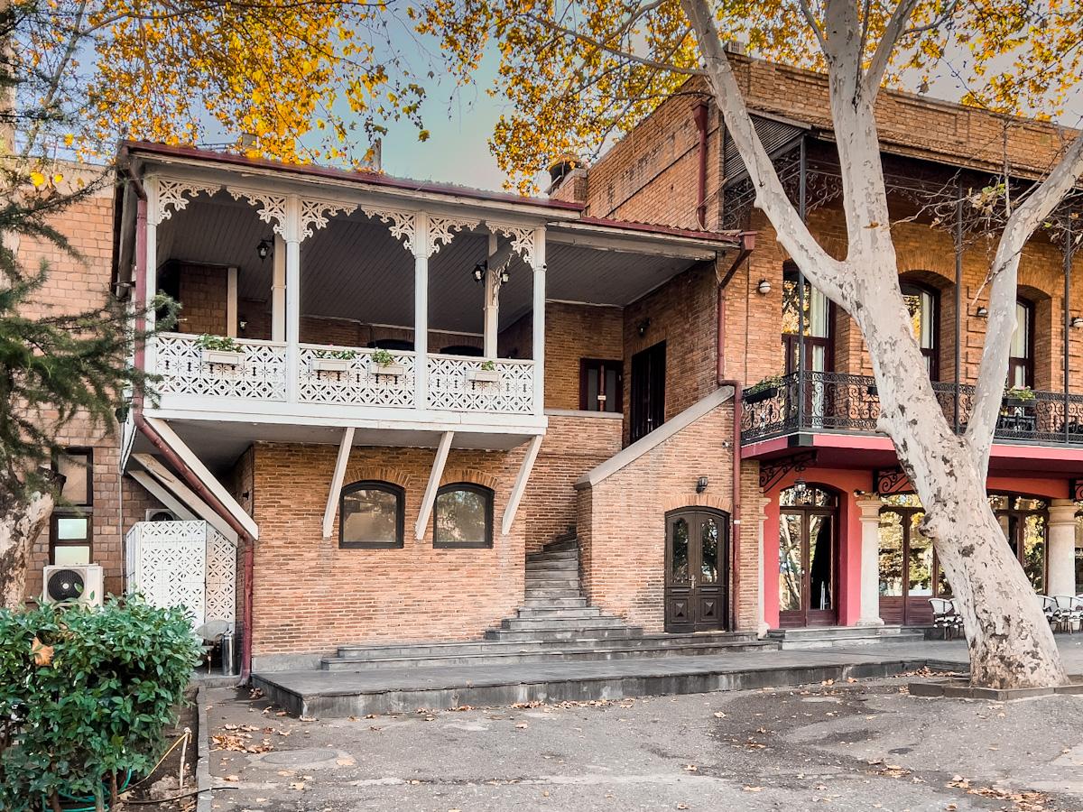 გორგასალის ქუჩა და 28-სართულიანი სასტუმრო ყოფილი სამთავრობო ავტოსადგომის ნაცვლად