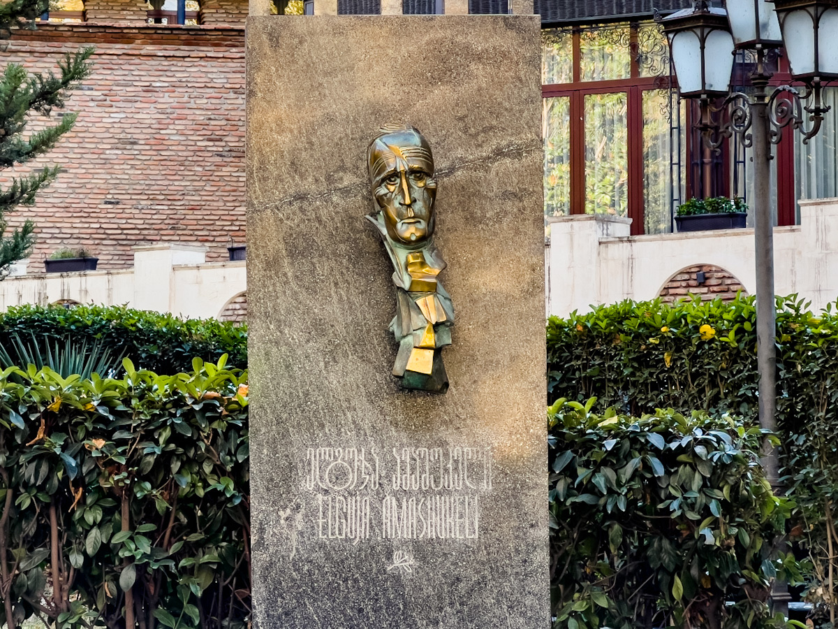 გორგასალის ქუჩა და 28-სართულიანი სასტუმრო ყოფილი სამთავრობო ავტოსადგომის ნაცვლად