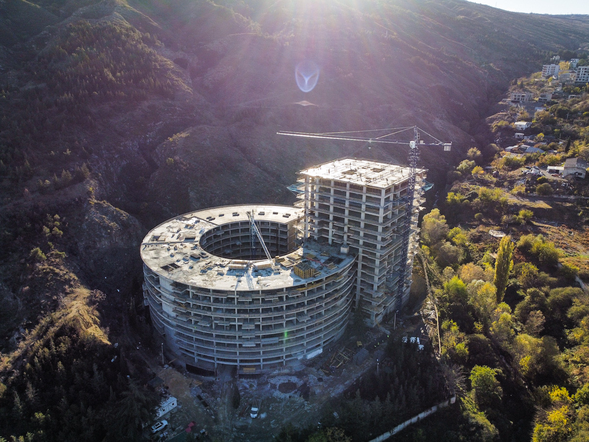 გორგასალის ქუჩა და 28-სართულიანი სასტუმრო ყოფილი სამთავრობო ავტოსადგომის ნაცვლად