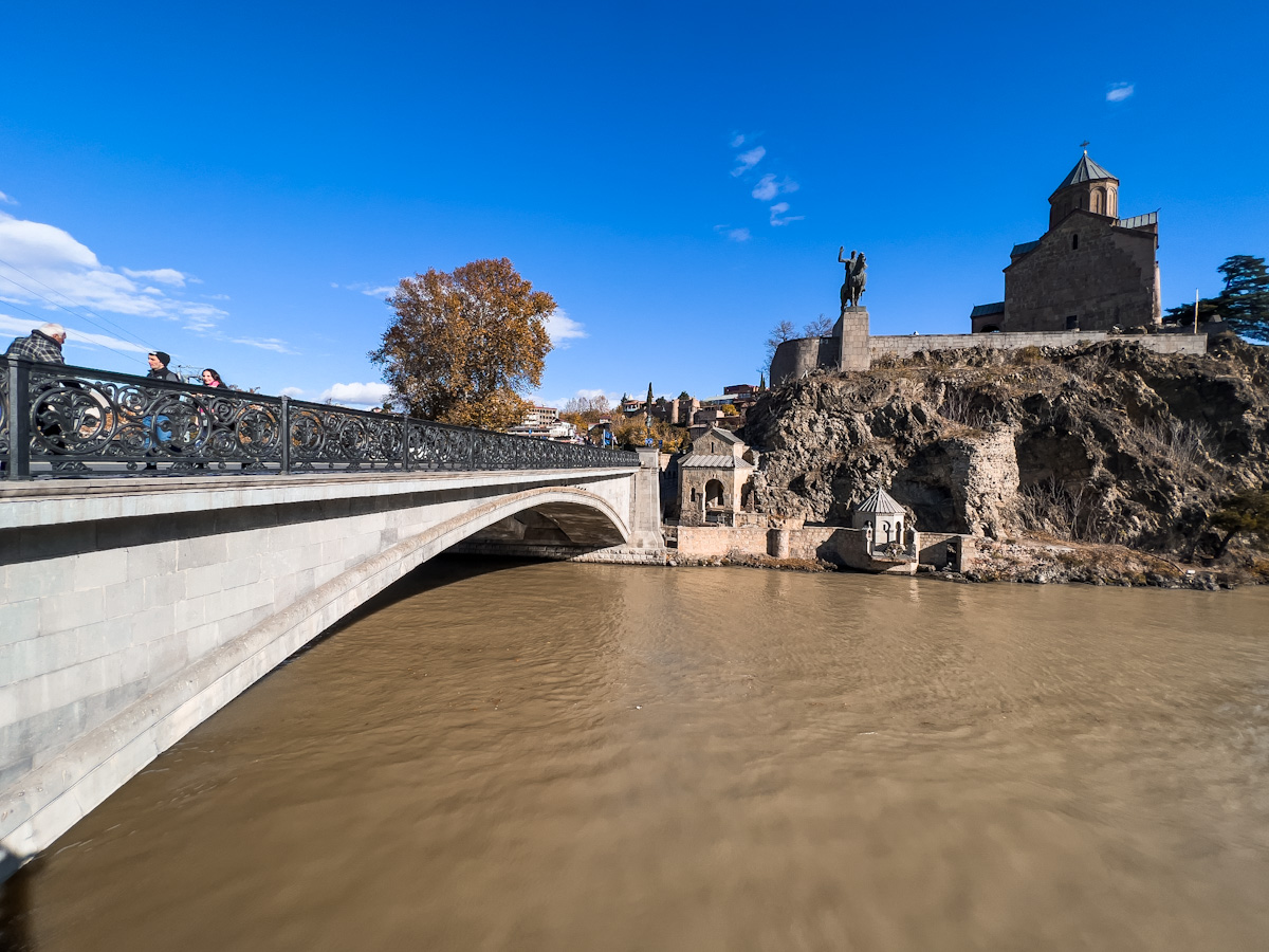 მტკვრის კლდოვან შემაღლებაზე არსებული უძველესი დასახლება და  თბილისური დარბაზი – რა საიდუმლოს ინახავს მეტეხის უბანი