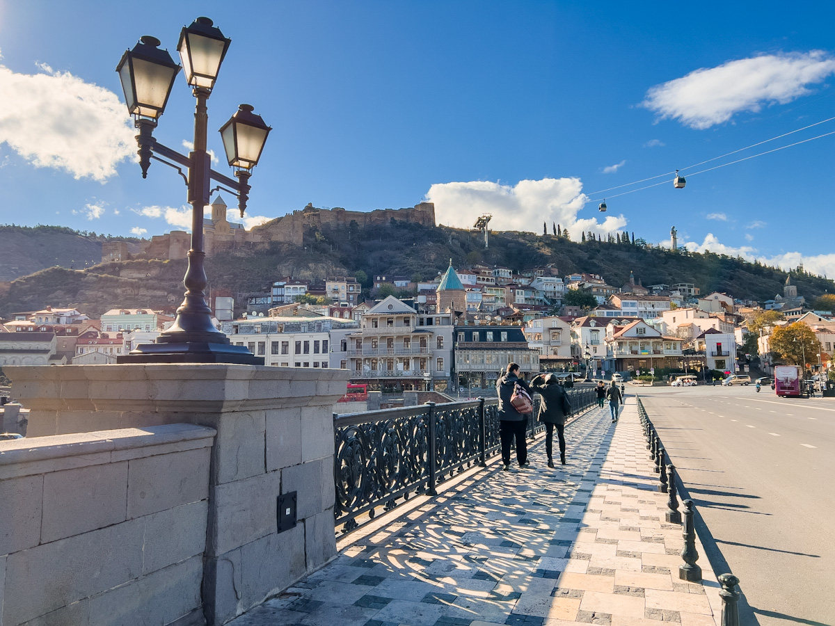 მტკვრის კლდოვან შემაღლებაზე არსებული უძველესი დასახლება და  თბილისური დარბაზი – რა საიდუმლოს ინახავს მეტეხის უბანი