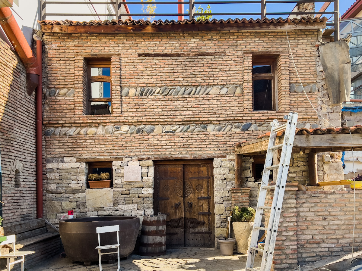 მტკვრის კლდოვან შემაღლებაზე არსებული უძველესი დასახლება და  თბილისური დარბაზი – რა საიდუმლოს ინახავს მეტეხის უბანი