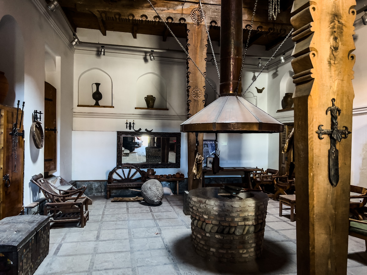 მტკვრის კლდოვან შემაღლებაზე არსებული უძველესი დასახლება და  თბილისური დარბაზი – რა საიდუმლოს ინახავს მეტეხის უბანი