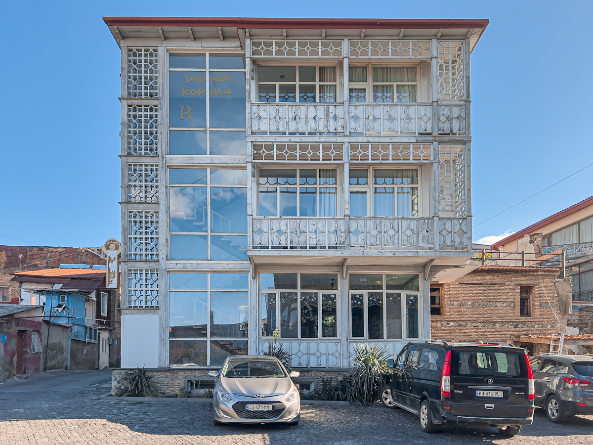 მტკვრის კლდოვან შემაღლებაზე არსებული უძველესი დასახლება და  თბილისური დარბაზი – რა საიდუმლოს ინახავს მეტეხის უბანი