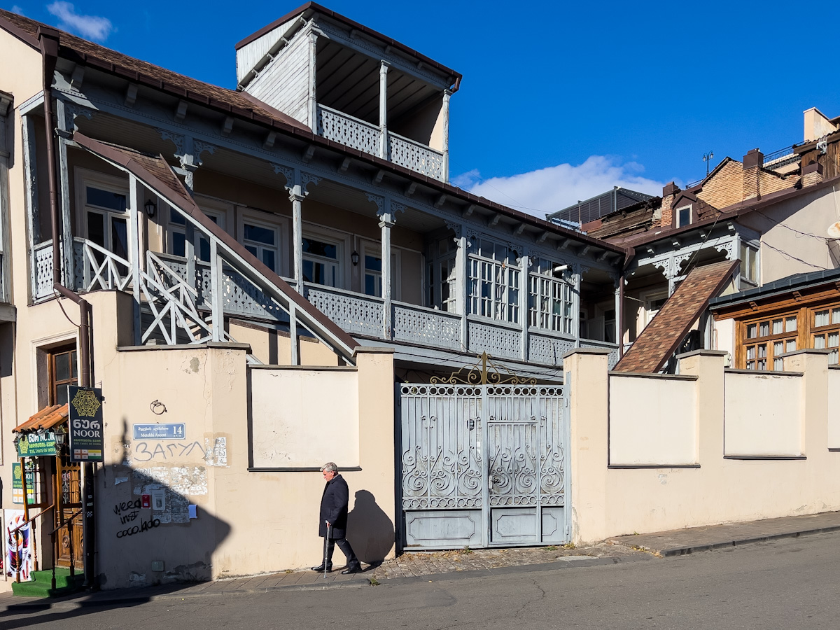 მტკვრის კლდოვან შემაღლებაზე არსებული უძველესი დასახლება და  თბილისური დარბაზი – რა საიდუმლოს ინახავს მეტეხის უბანი