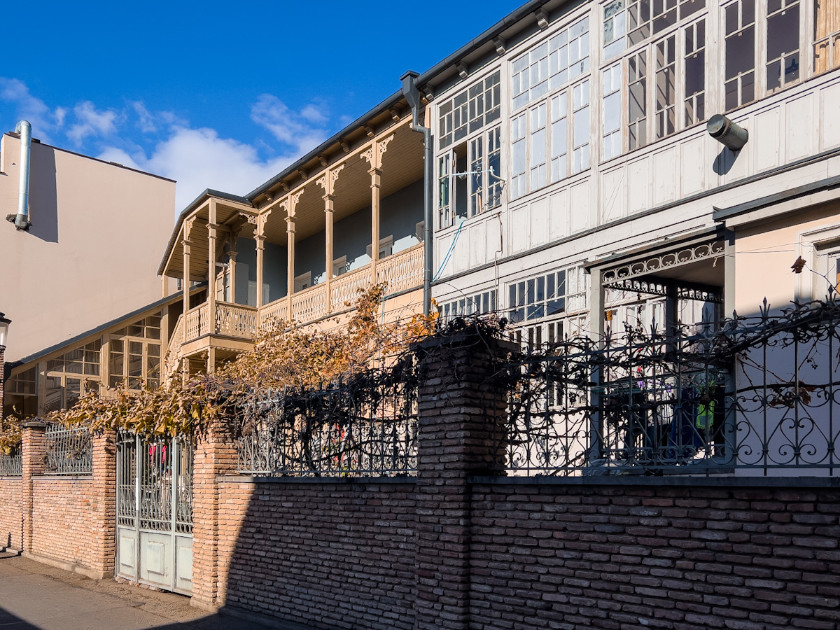 მტკვრის კლდოვან შემაღლებაზე არსებული უძველესი დასახლება და  თბილისური დარბაზი – რა საიდუმლოს ინახავს მეტეხის უბანი