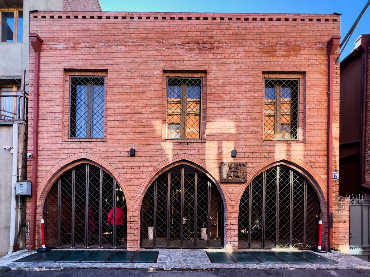 მტკვრის კლდოვან შემაღლებაზე არსებული უძველესი დასახლება და  თბილისური დარბაზი – რა საიდუმლოს ინახავს მეტეხის უბანი