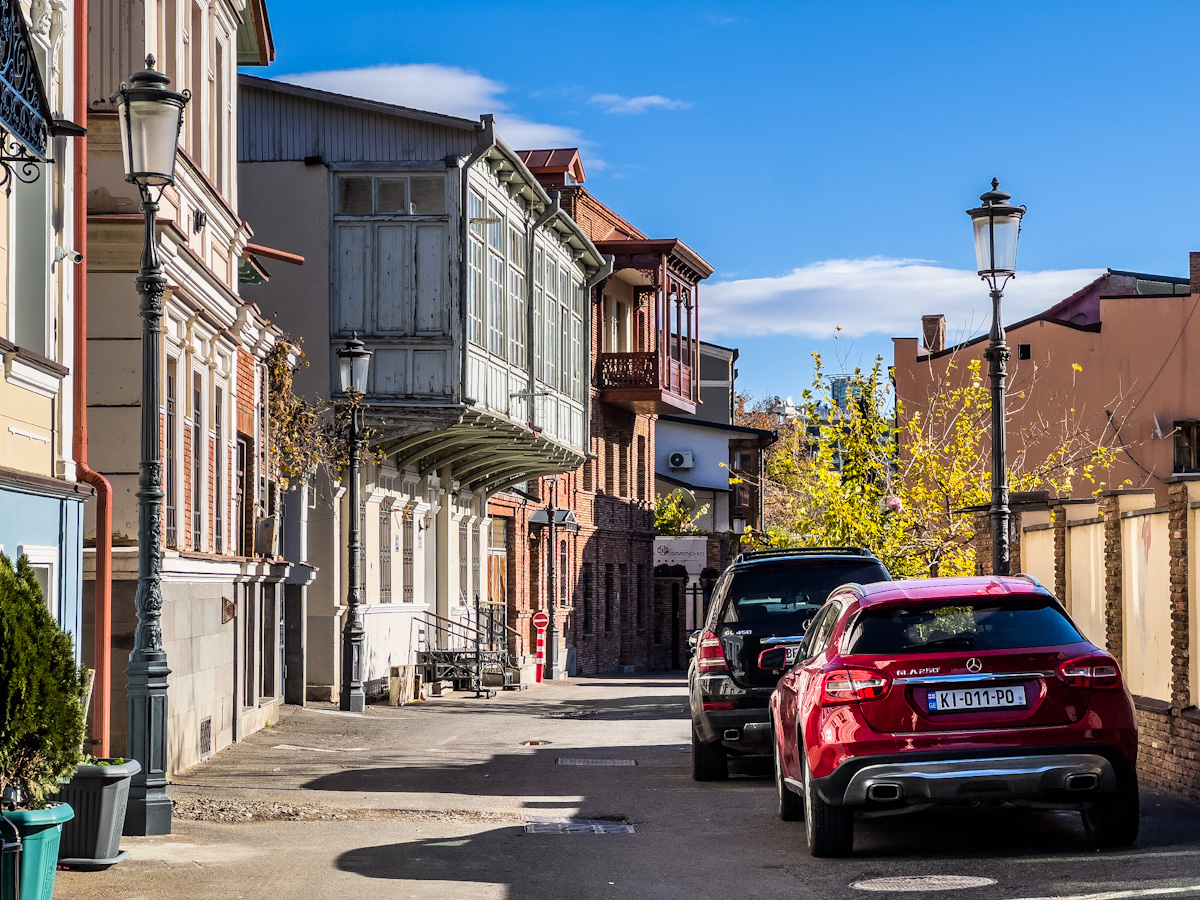 მტკვრის კლდოვან შემაღლებაზე არსებული უძველესი დასახლება და  თბილისური დარბაზი – რა საიდუმლოს ინახავს მეტეხის უბანი