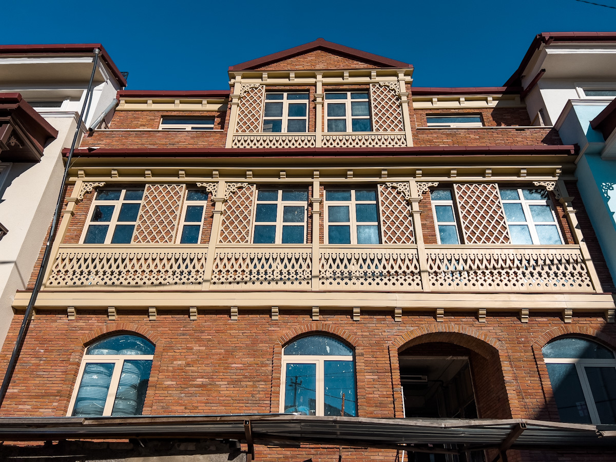 მტკვრის კლდოვან შემაღლებაზე არსებული უძველესი დასახლება და  თბილისური დარბაზი – რა საიდუმლოს ინახავს მეტეხის უბანი