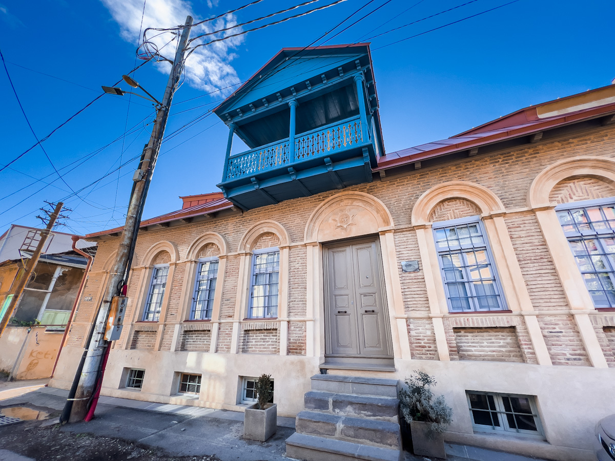 მტკვრის კლდოვან შემაღლებაზე არსებული უძველესი დასახლება და  თბილისური დარბაზი – რა საიდუმლოს ინახავს მეტეხის უბანი