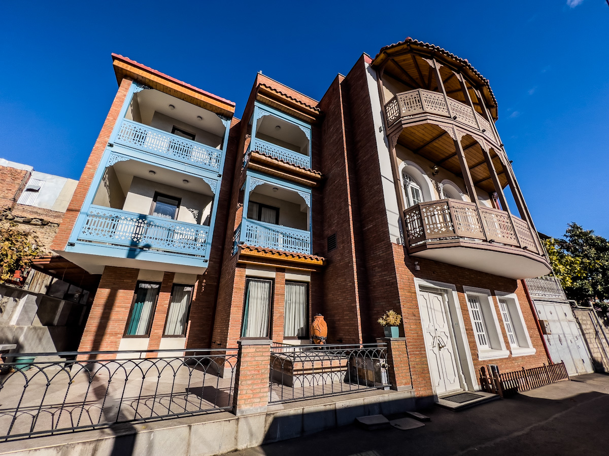 მტკვრის კლდოვან შემაღლებაზე არსებული უძველესი დასახლება და  თბილისური დარბაზი – რა საიდუმლოს ინახავს მეტეხის უბანი