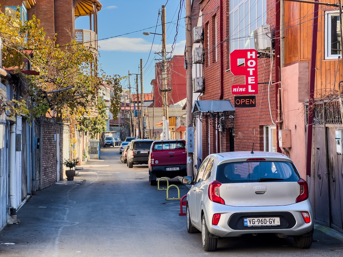 მტკვრის კლდოვან შემაღლებაზე არსებული უძველესი დასახლება და  თბილისური დარბაზი – რა საიდუმლოს ინახავს მეტეხის უბანი