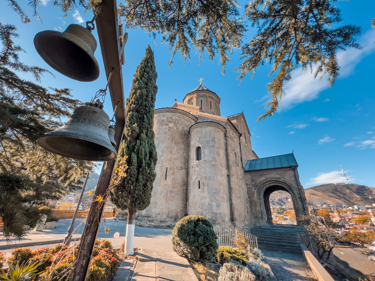 მტკვრის კლდოვან შემაღლებაზე არსებული უძველესი დასახლება და  თბილისური დარბაზი – რა საიდუმლოს ინახავს მეტეხის უბანი