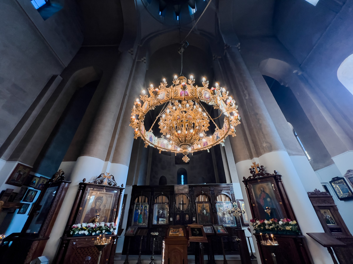 მტკვრის კლდოვან შემაღლებაზე არსებული უძველესი დასახლება და  თბილისური დარბაზი – რა საიდუმლოს ინახავს მეტეხის უბანი