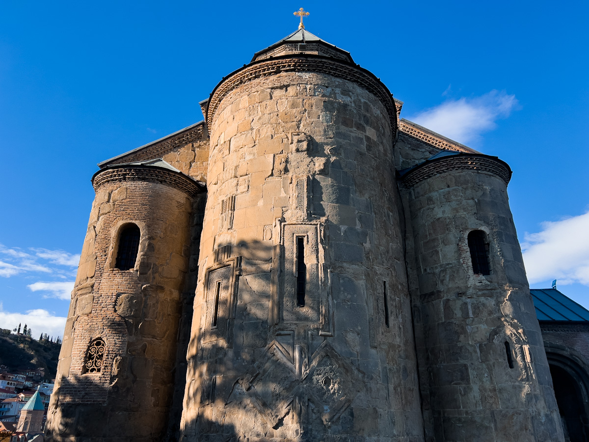 მტკვრის კლდოვან შემაღლებაზე არსებული უძველესი დასახლება და  თბილისური დარბაზი – რა საიდუმლოს ინახავს მეტეხის უბანი