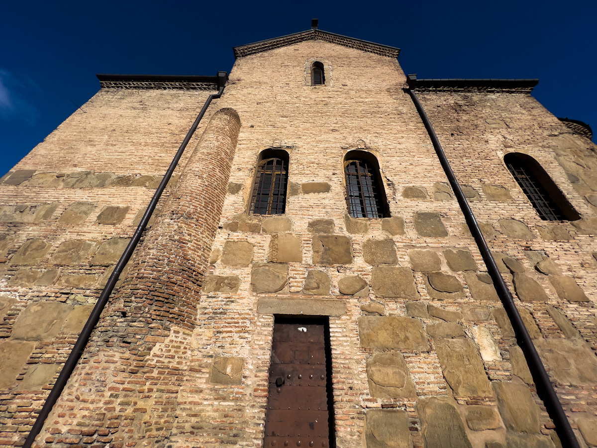 მტკვრის კლდოვან შემაღლებაზე არსებული უძველესი დასახლება და  თბილისური დარბაზი – რა საიდუმლოს ინახავს მეტეხის უბანი