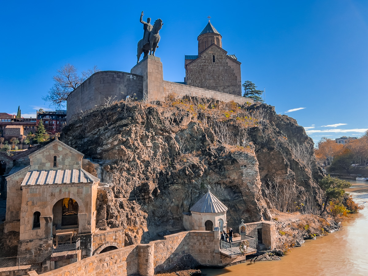 მტკვრის კლდოვან შემაღლებაზე არსებული უძველესი დასახლება და  თბილისური დარბაზი – რა საიდუმლოს ინახავს მეტეხის უბანი