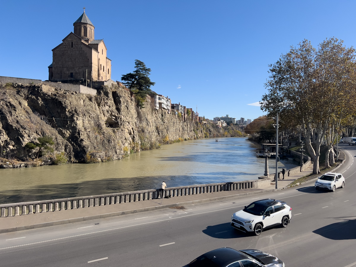 მტკვრის კლდოვან შემაღლებაზე არსებული უძველესი დასახლება და  თბილისური დარბაზი – რა საიდუმლოს ინახავს მეტეხის უბანი