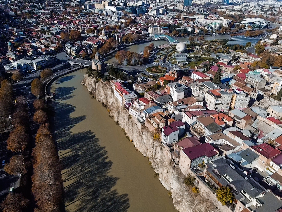 მტკვრის კლდოვან შემაღლებაზე არსებული უძველესი დასახლება და  თბილისური დარბაზი – რა საიდუმლოს ინახავს მეტეხის უბანი